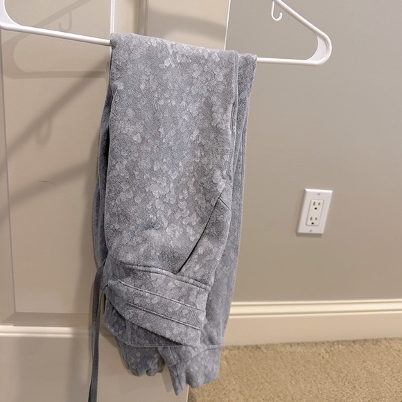 Lululemon jogger like new - Picture 2 of 4